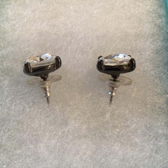 Express crystal stud earring - Picture 2 of 3